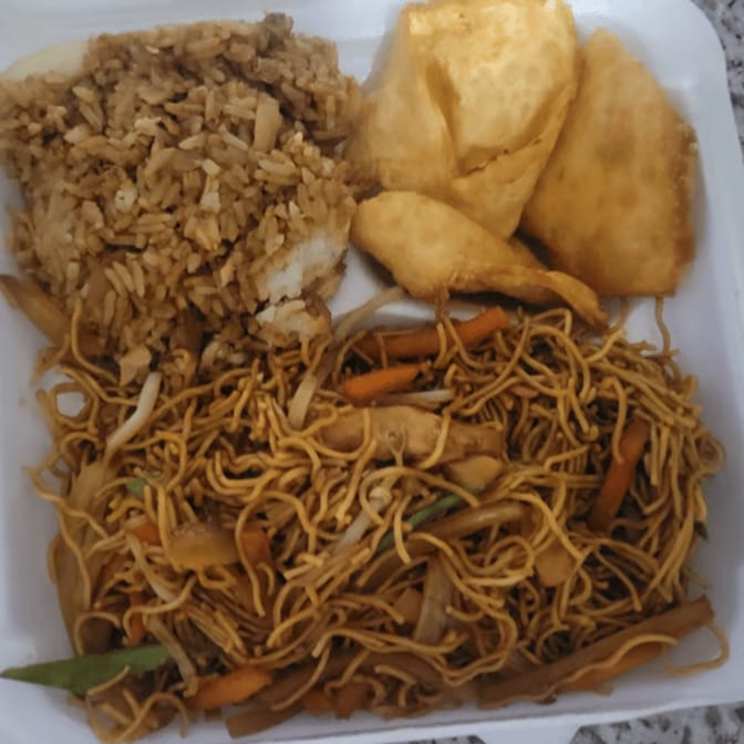Combo F - Chicken Lo Mein.